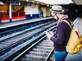 Restare connessi mentre si viaggia per il mondo: tutti i vantaggi di una eSIM globale