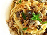 Spaghetti con sgombro, cipolle, olive e muddica