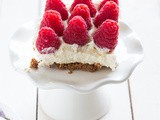 Supersimple cheesecake with raspberries