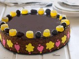 עוגת שוקולד עם אייריש קרים ודפנות מעוטרות