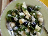 Σαλάτα ρόκα με φρούτα και τυρί και γλυκόξινο dressing