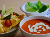 Mexická rajčatová polévka s pikantním jogurtem a nachos