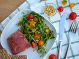 Mozzarella ukrytá v parmské šunce, rukolový salát s rajčátky a piniovými oříšky