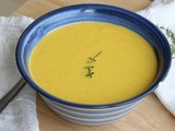 Polévka ze žlutých paprik a piniových oříšků