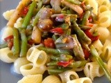 Pasta with vegetables and vegan cheese sauce or how to finish leftovers from the fridge