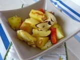 Roasted potatoes with onions, peppers and herbs from the garden – vegan