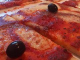 Pizza acchiughe e olive nere (Anchovies and Black Olives Pizza)