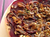 Νηστίσιμη πίτσα με παντζάρια, πατέ ελιάς κ καραμελωμένα κρεμμύδια – Vegan beetroot pizza with caramelized onions