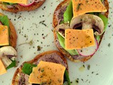 Σάντουιτς με φυτικό τυρί, λαχανικά κ χούμους από κόκκινα φασόλια κ ψητό σκόρδο-Vegan Sandwitch with cheese, veggies and red bean roasted garlic hummus