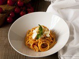 Spaghetti con salsa confit, stracciatella e colatura di alici