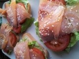 Crostini salmone e verdure al sesamo