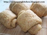 Wholemeal Steamed Buns with Longan and Raisins Filling/ Sponge Dough Method