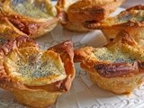 French onion soup with with toasted slices with cheese and herbs  and mini beef and bacon pies - Γαλλική κρεμμυδόσουπα με φρυγανισμένες φέτες με τυρί και μυρωδικά και κιμαδοπιτούλες