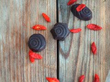 Raw maca - goji berry handmade little chocolates - Ωμοφαγικά χειροποίητα σοκολατάκια με μάκα και goji berries