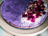 Raw sugar free blacberry cheesecake with coconut and edible flowers - Ωμοφαγικό τσιζ κεικ χωρις ζάχαρη με βατόμουρα ,καρύδα και βρώσιμα λουλούδια