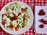 Insalata di ciliegie, fave e fiocchi di latte