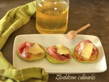 Pancakes verdi con fiocchetto di prosciutto, pecorino e miele