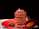 Pancakes al cacao con frutti rossi
